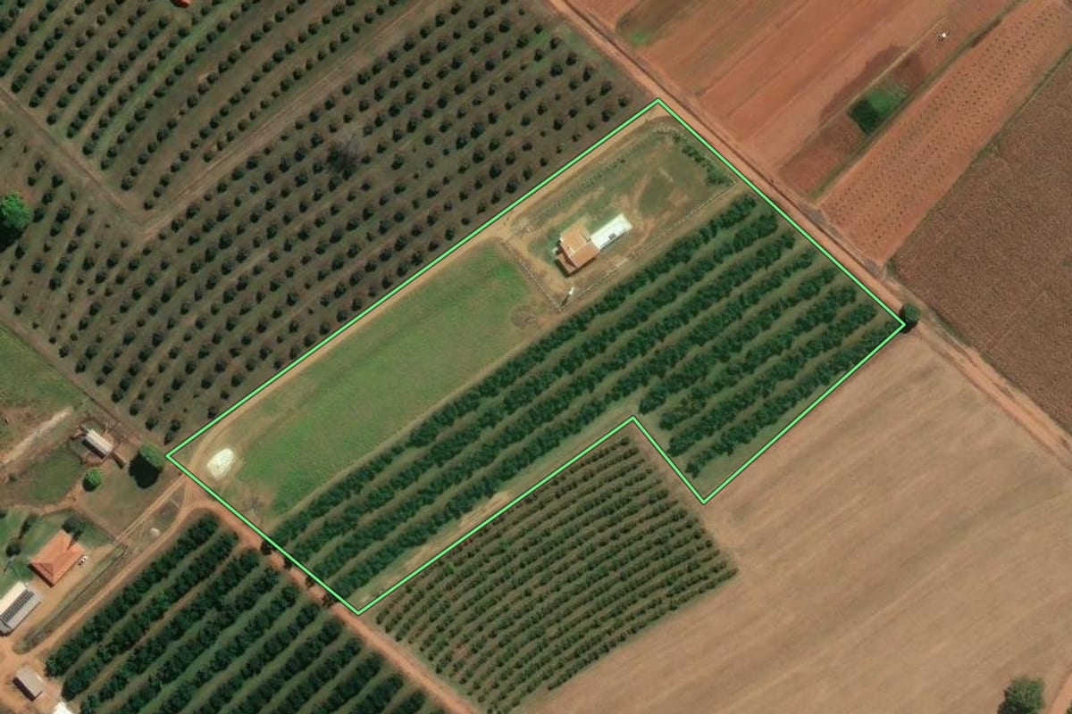 Imagem de satélite do imóvel rural em Mogi Mirim (SP), com o contorno declarado no CAR desenhado por cima.