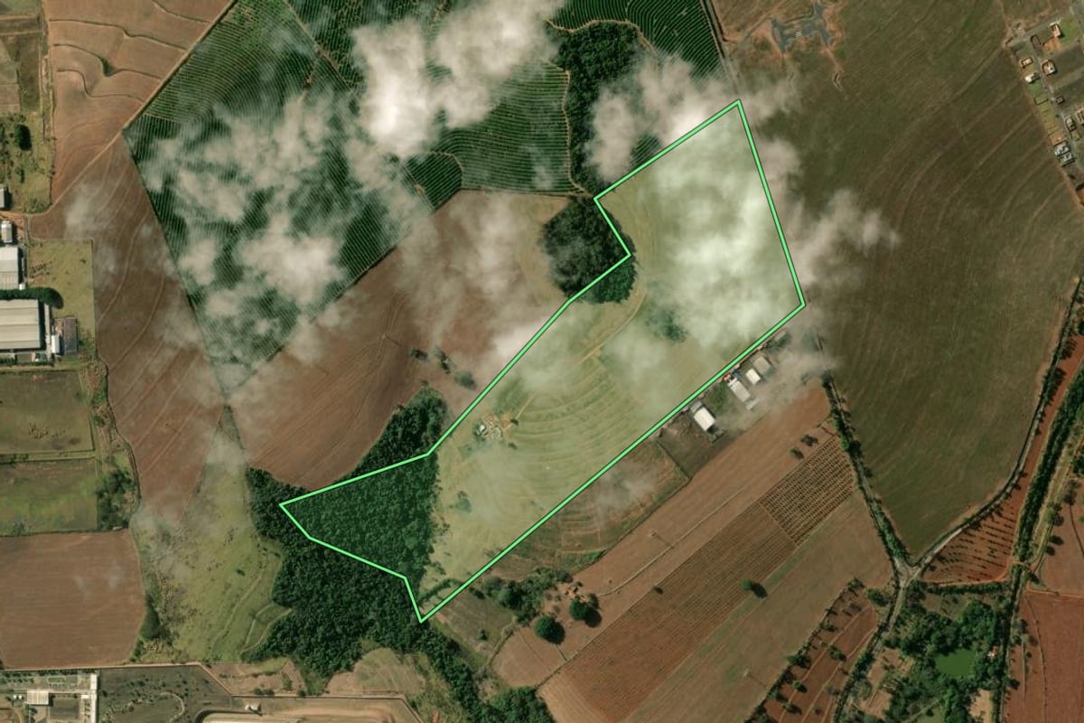 Imagem de satélite do imóvel rural em Mogi Mirim (SP), com o contorno declarado no CAR desenhado por cima.