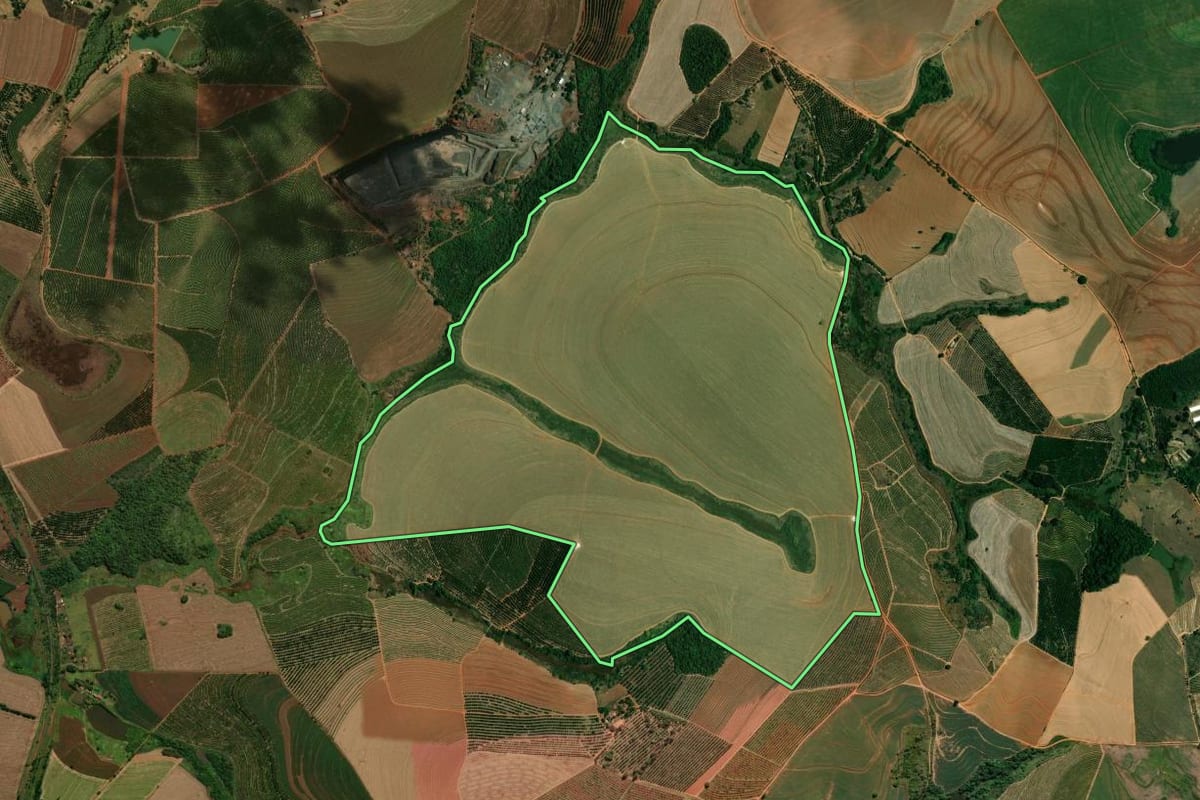 Imagem de satélite do imóvel rural em Mogi Mirim (SP), com o contorno declarado no CAR desenhado por cima.