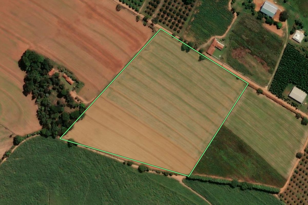 Imagem de satélite do imóvel rural em Mogi Mirim (SP), com o contorno declarado no CAR desenhado por cima.