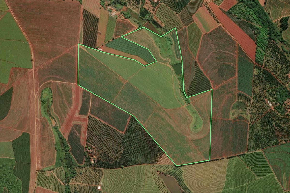 Imagem de satélite do imóvel rural em Mogi Mirim (SP), com o contorno declarado no CAR desenhado por cima.