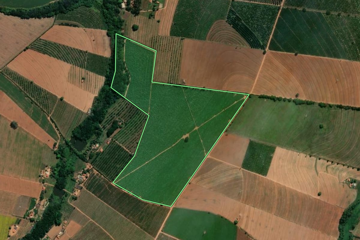 Imagem de satélite do imóvel rural em Mogi Mirim (SP), com o contorno declarado no CAR desenhado por cima.