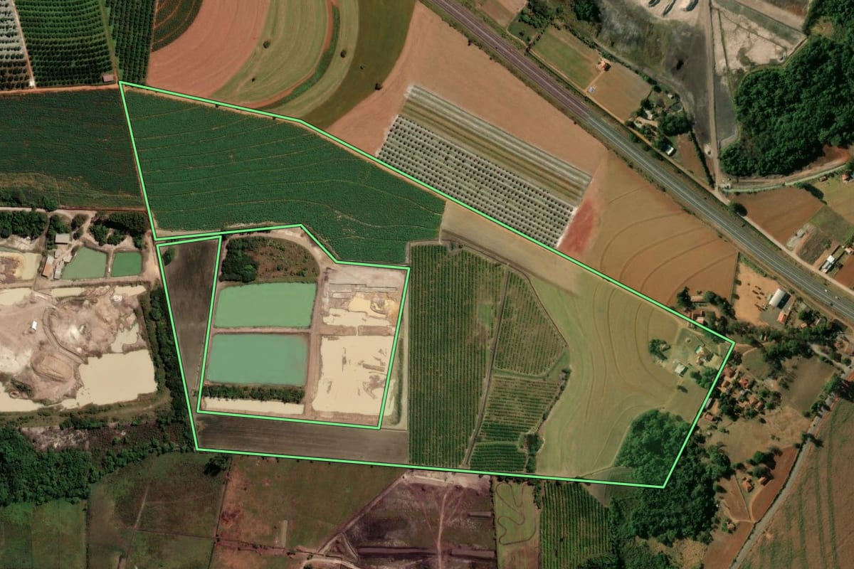 Imagem de satélite do imóvel rural em Mogi Mirim (SP), com o contorno declarado no CAR desenhado por cima.