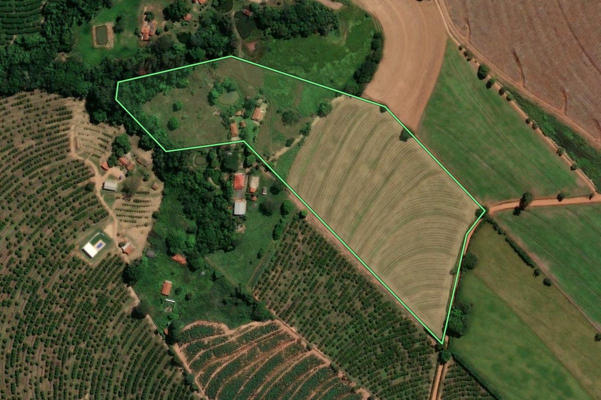 Imagem de satélite do imóvel rural em Mogi Mirim (SP), com o contorno declarado no CAR desenhado por cima.