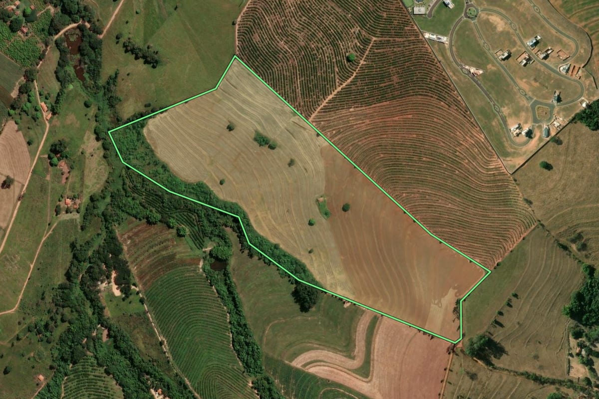 Imagem de satélite do imóvel rural em Mogi Mirim (SP), com o contorno declarado no CAR desenhado por cima.