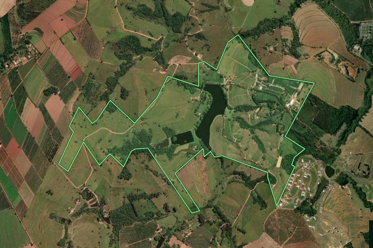 Imagem de satélite do imóvel rural em Mogi Mirim (SP), com o contorno declarado no CAR desenhado por cima.