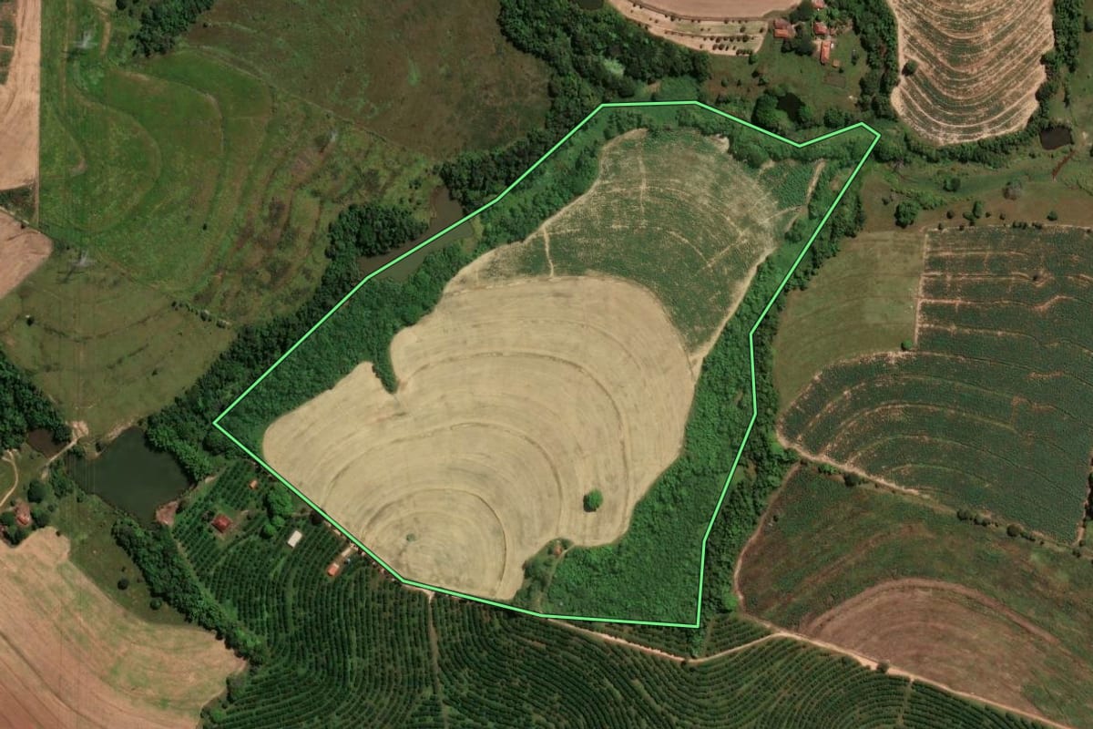 Imagem de satélite do imóvel rural em Mogi Mirim (SP), com o contorno declarado no CAR desenhado por cima.