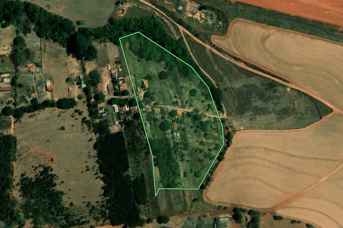 Imagem de satélite do imóvel rural em Mogi Mirim (SP), com o contorno declarado no CAR desenhado por cima.