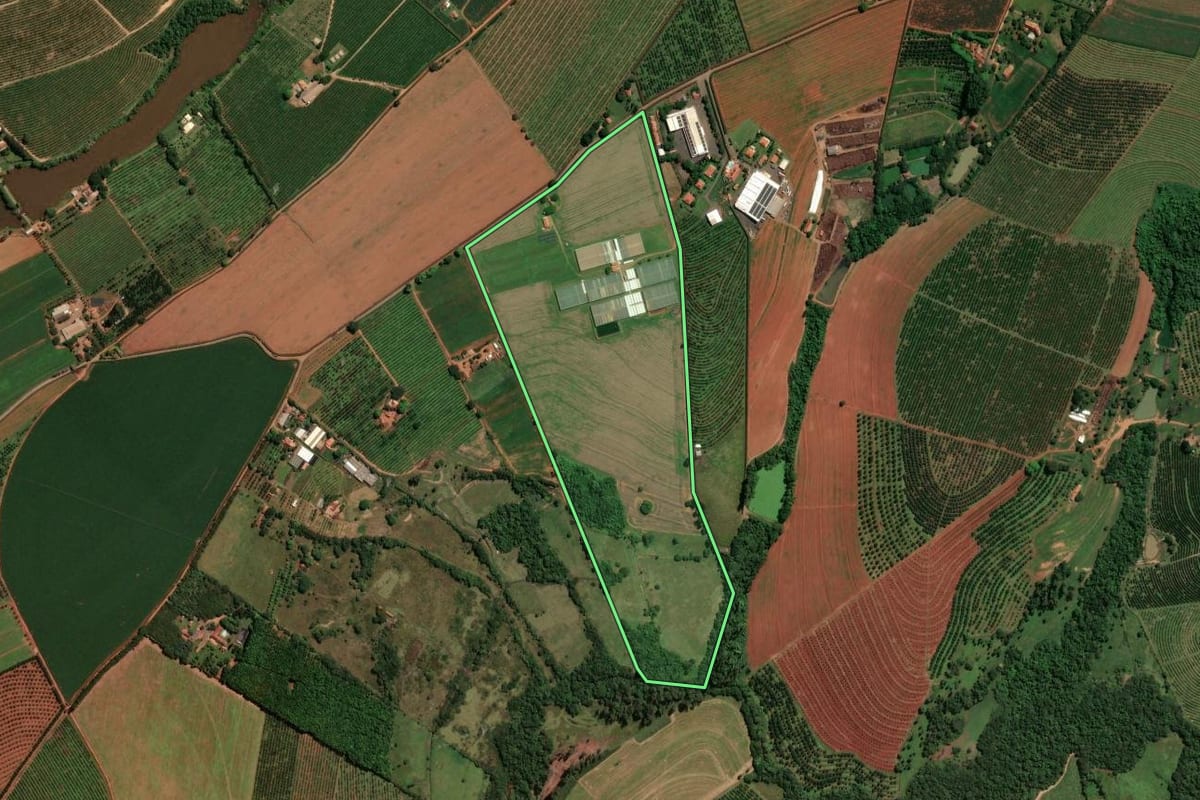 Imagem de satélite do imóvel rural em Mogi Mirim (SP), com o contorno declarado no CAR desenhado por cima.