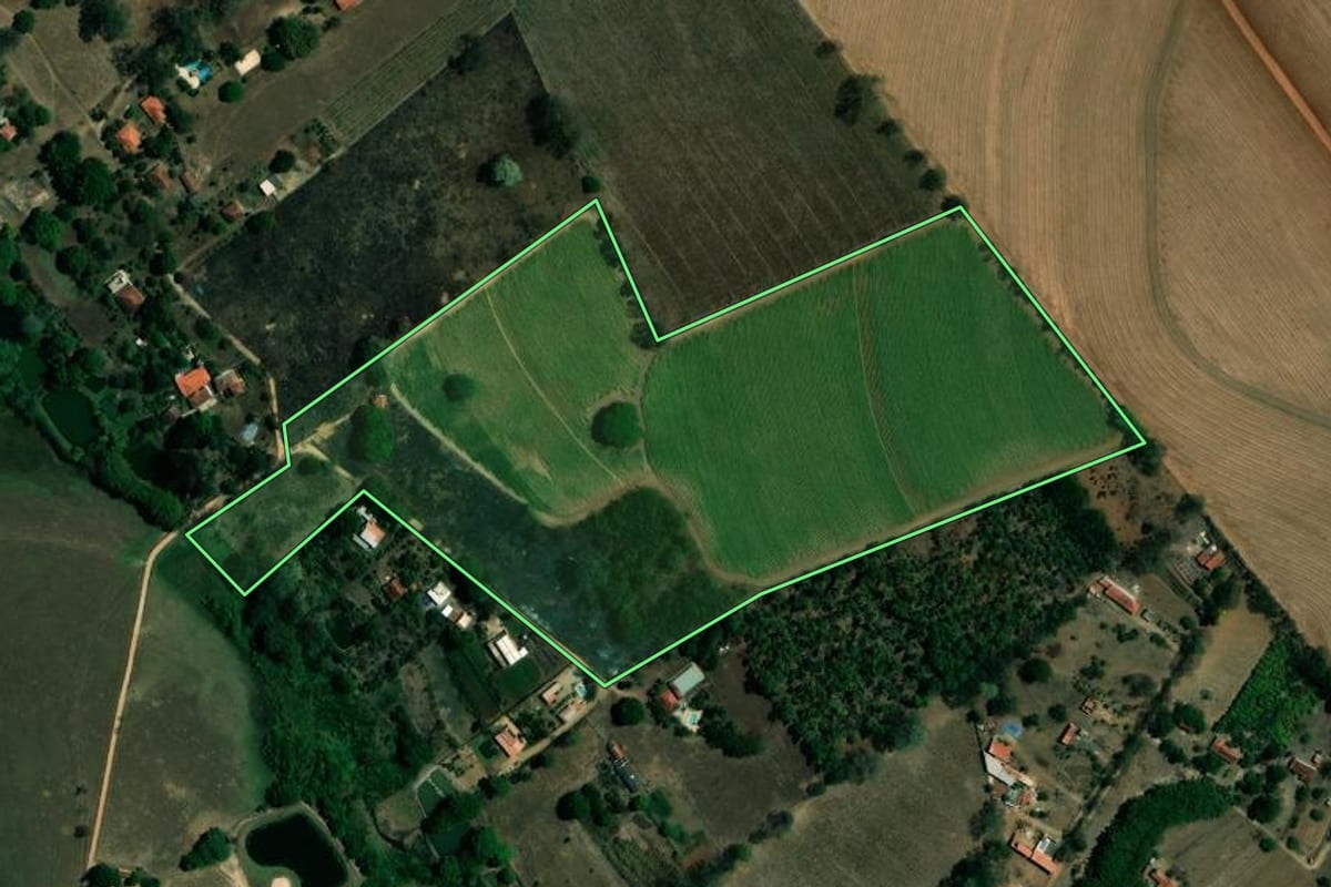 Imagem de satélite do imóvel rural em Mogi Mirim (SP), com o contorno declarado no CAR desenhado por cima.
