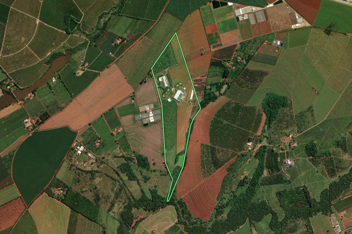 Imagem de satélite do imóvel rural em Mogi Mirim (SP), com o contorno declarado no CAR desenhado por cima.