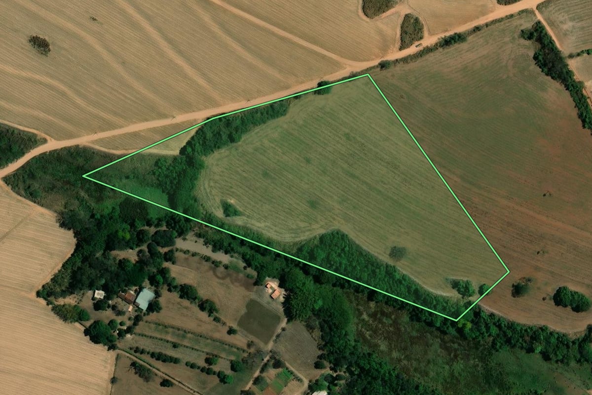 Imagem de satélite do imóvel rural em Mogi Mirim (SP), com o contorno declarado no CAR desenhado por cima.