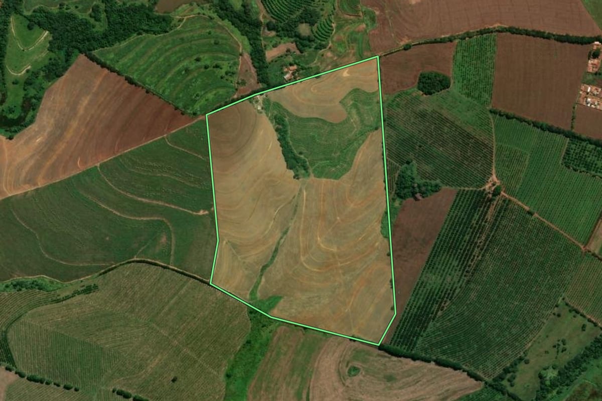Imagem de satélite do imóvel rural em Mogi Mirim (SP), com o contorno declarado no CAR desenhado por cima.