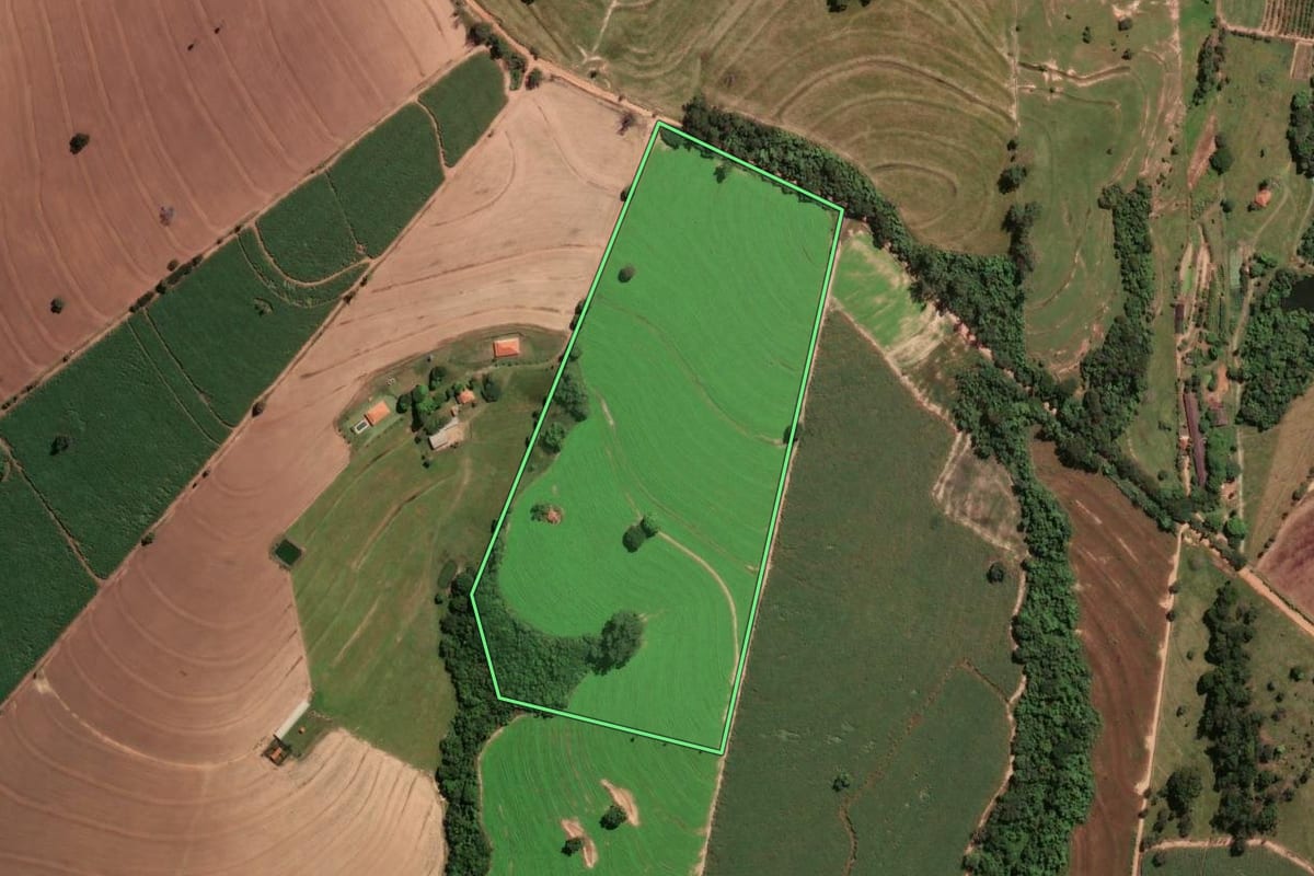 Imagem de satélite do imóvel rural em Mogi Mirim (SP), com o contorno declarado no CAR desenhado por cima.