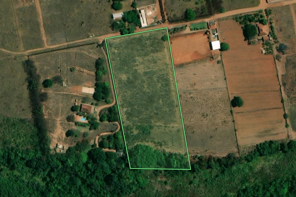 Imagem de satélite do imóvel rural em Mogi Mirim (SP), com o contorno declarado no CAR desenhado por cima.