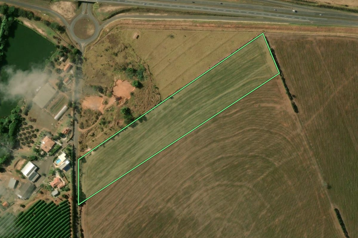 Imagem de satélite do imóvel rural em Mogi Mirim (SP), com o contorno declarado no CAR desenhado por cima.