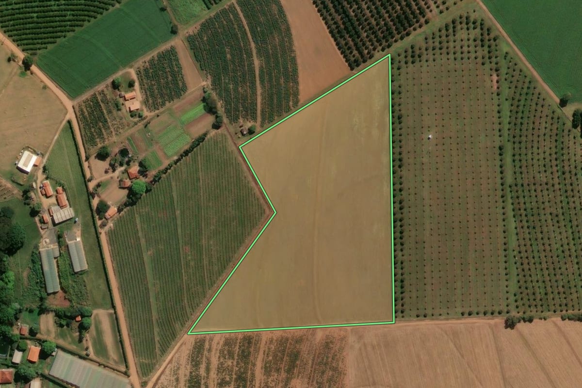 Imagem de satélite do imóvel rural em Mogi Mirim (SP), com o contorno declarado no CAR desenhado por cima.
