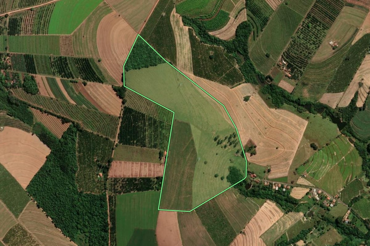 Imagem de satélite do imóvel rural em Mogi Mirim (SP), com o contorno declarado no CAR desenhado por cima.