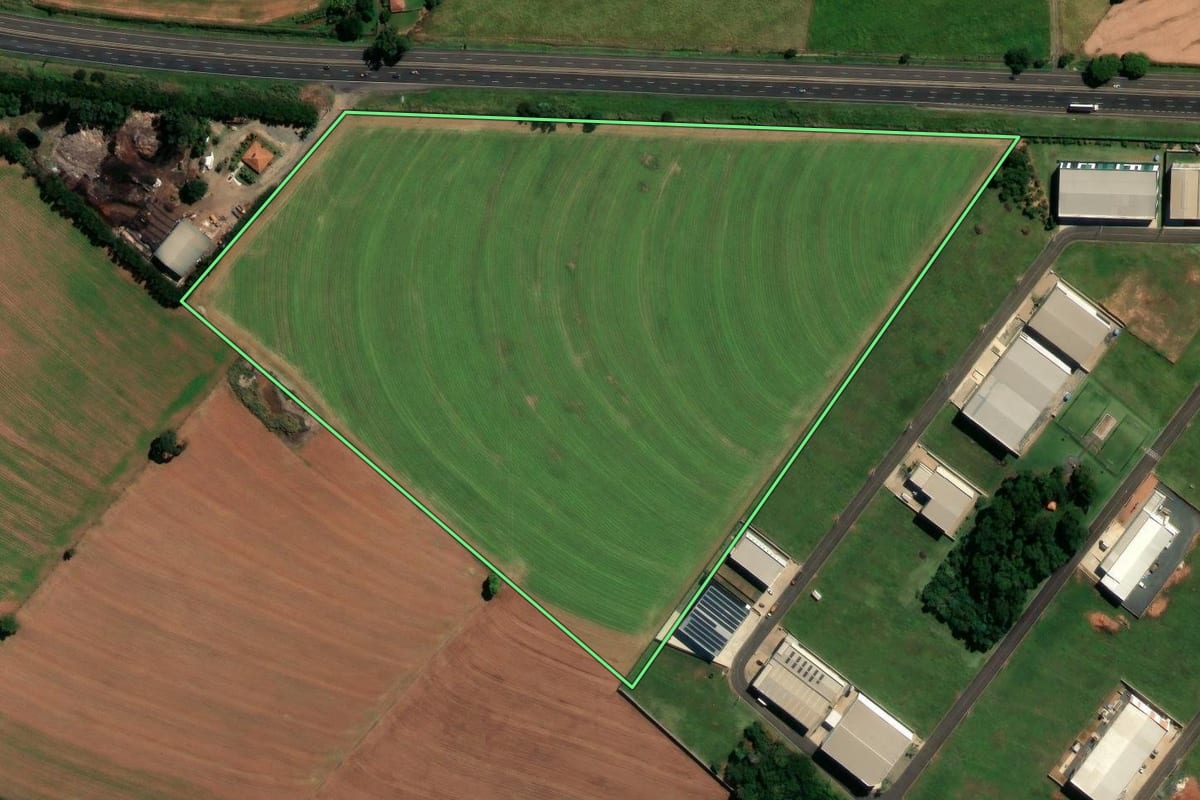 Imagem de satélite do imóvel rural em Mogi Mirim (SP), com o contorno declarado no CAR desenhado por cima.