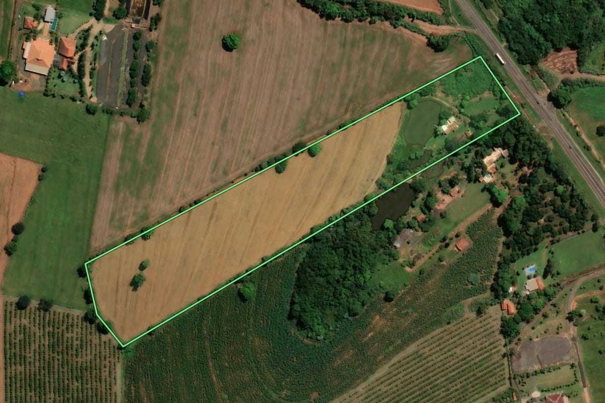 Imagem de satélite do imóvel rural em Mogi Mirim (SP), com o contorno declarado no CAR desenhado por cima.