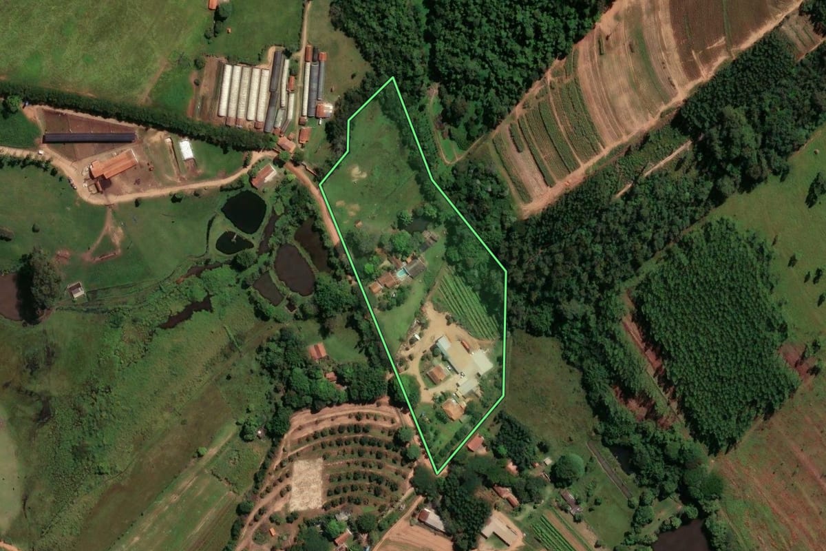 Imagem de satélite do imóvel rural em Mogi Mirim (SP), com o contorno declarado no CAR desenhado por cima.
