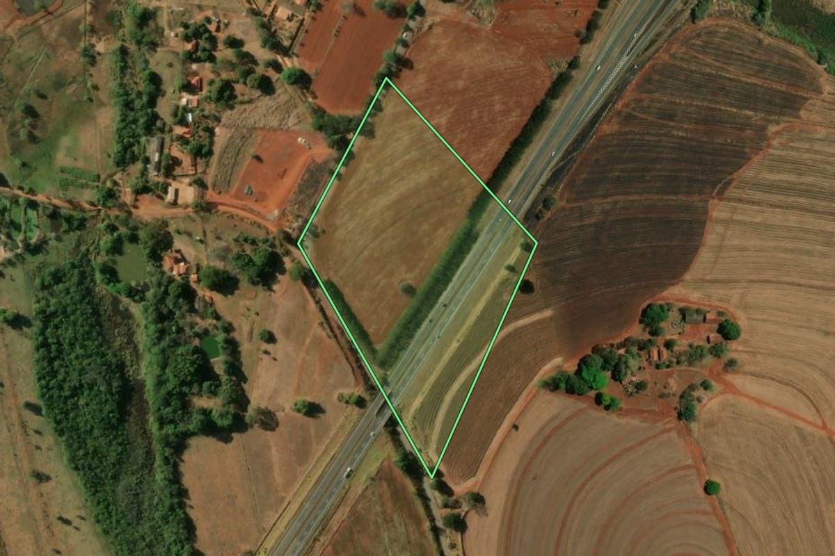 Imagem de satélite do imóvel rural em Mogi Mirim (SP), com o contorno declarado no CAR desenhado por cima.