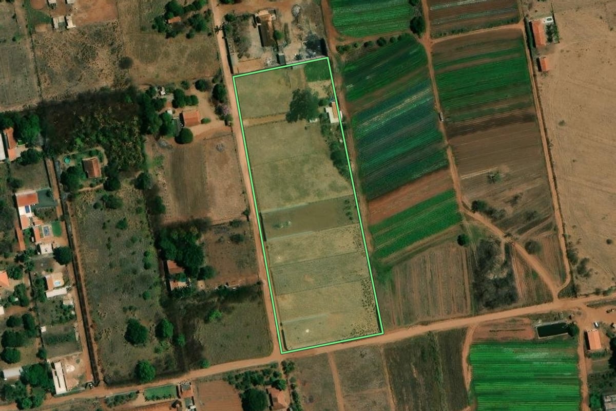 Imagem de satélite do imóvel rural em Mogi Mirim (SP), com o contorno declarado no CAR desenhado por cima.