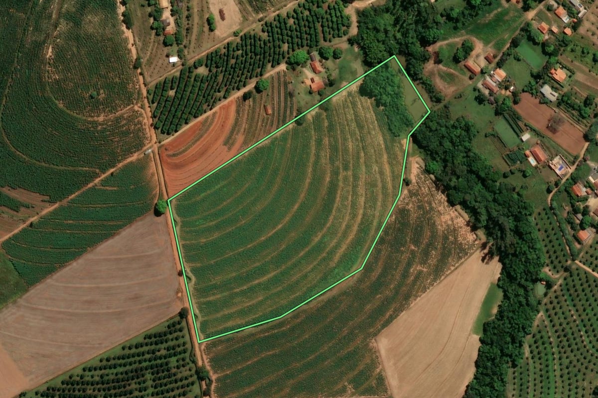 Imagem de satélite do imóvel rural em Mogi Mirim (SP), com o contorno declarado no CAR desenhado por cima.
