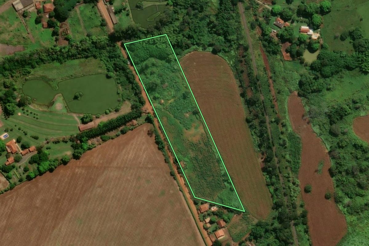 Imagem de satélite do imóvel rural em Mogi Mirim (SP), com o contorno declarado no CAR desenhado por cima.