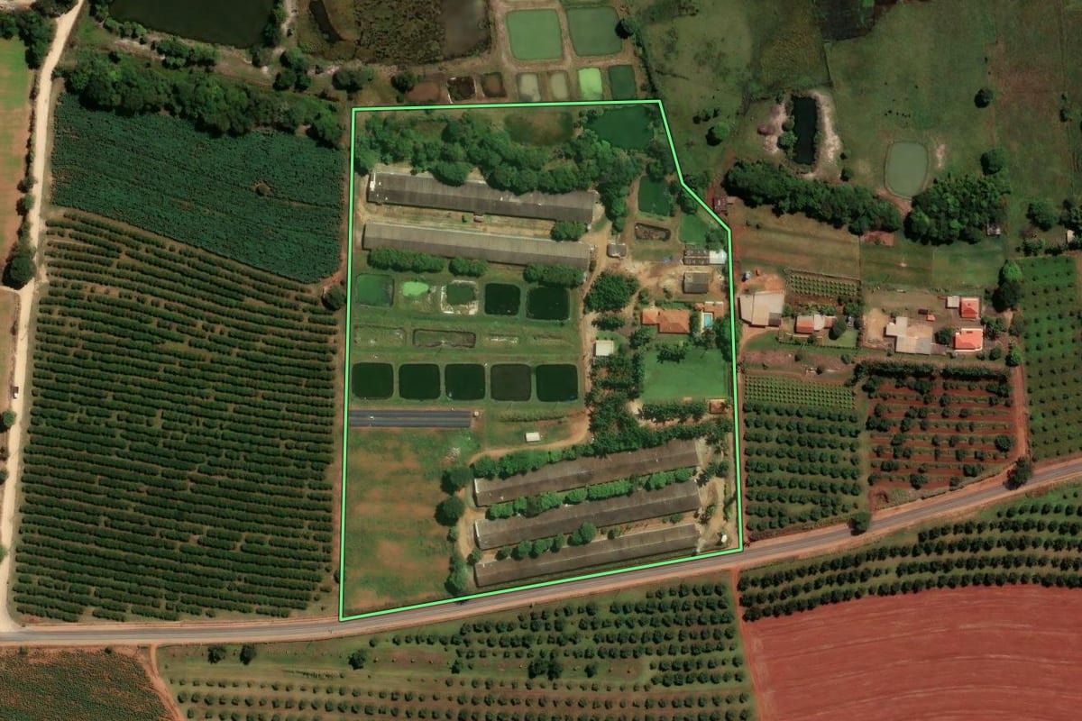 Imagem de satélite do imóvel rural em Mogi Mirim (SP), com o contorno declarado no CAR desenhado por cima.