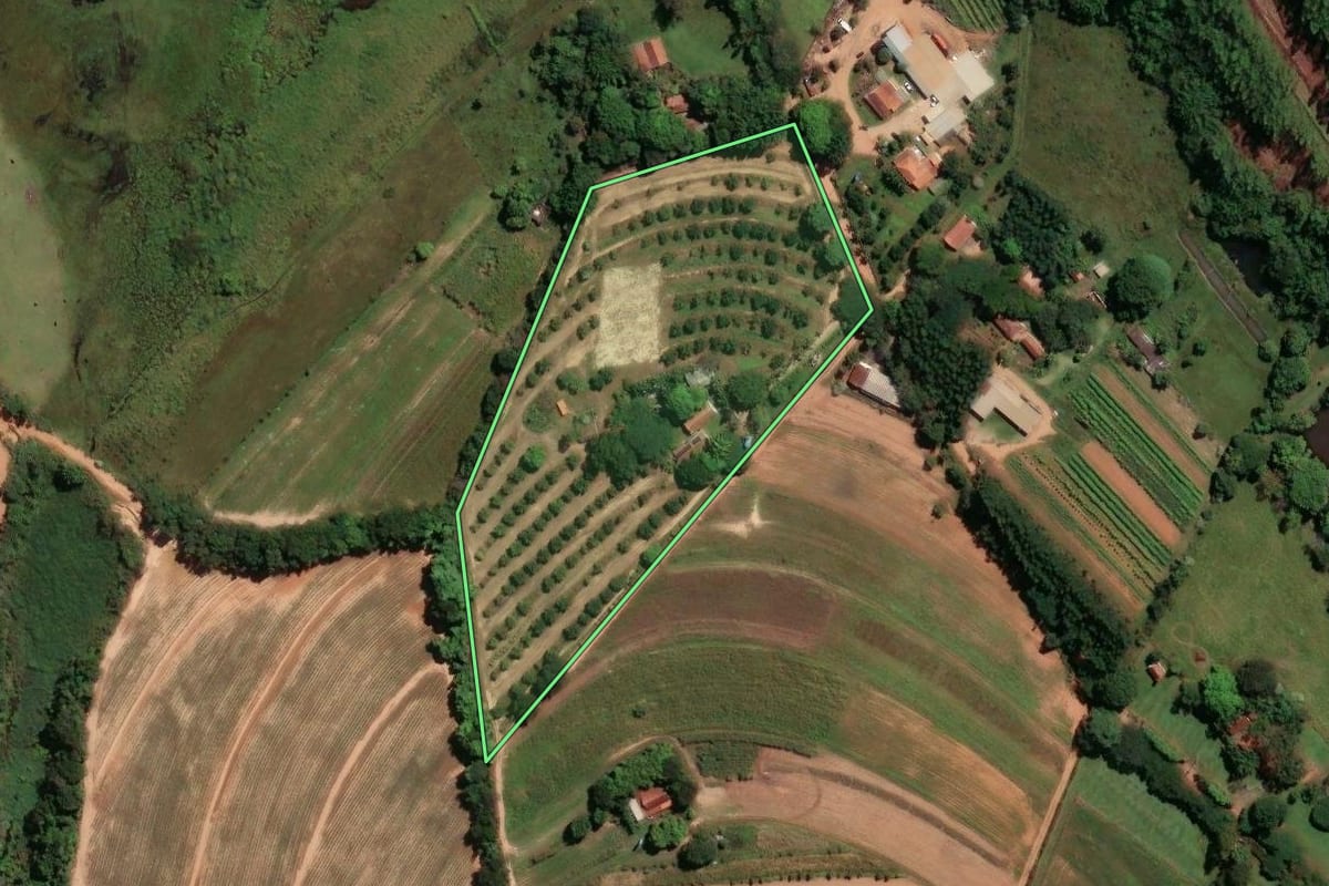Imagem de satélite do imóvel rural em Mogi Mirim (SP), com o contorno declarado no CAR desenhado por cima.