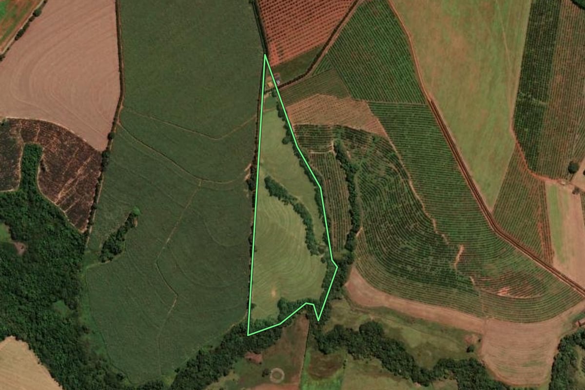 Imagem de satélite do imóvel rural em Mogi Mirim (SP), com o contorno declarado no CAR desenhado por cima.
