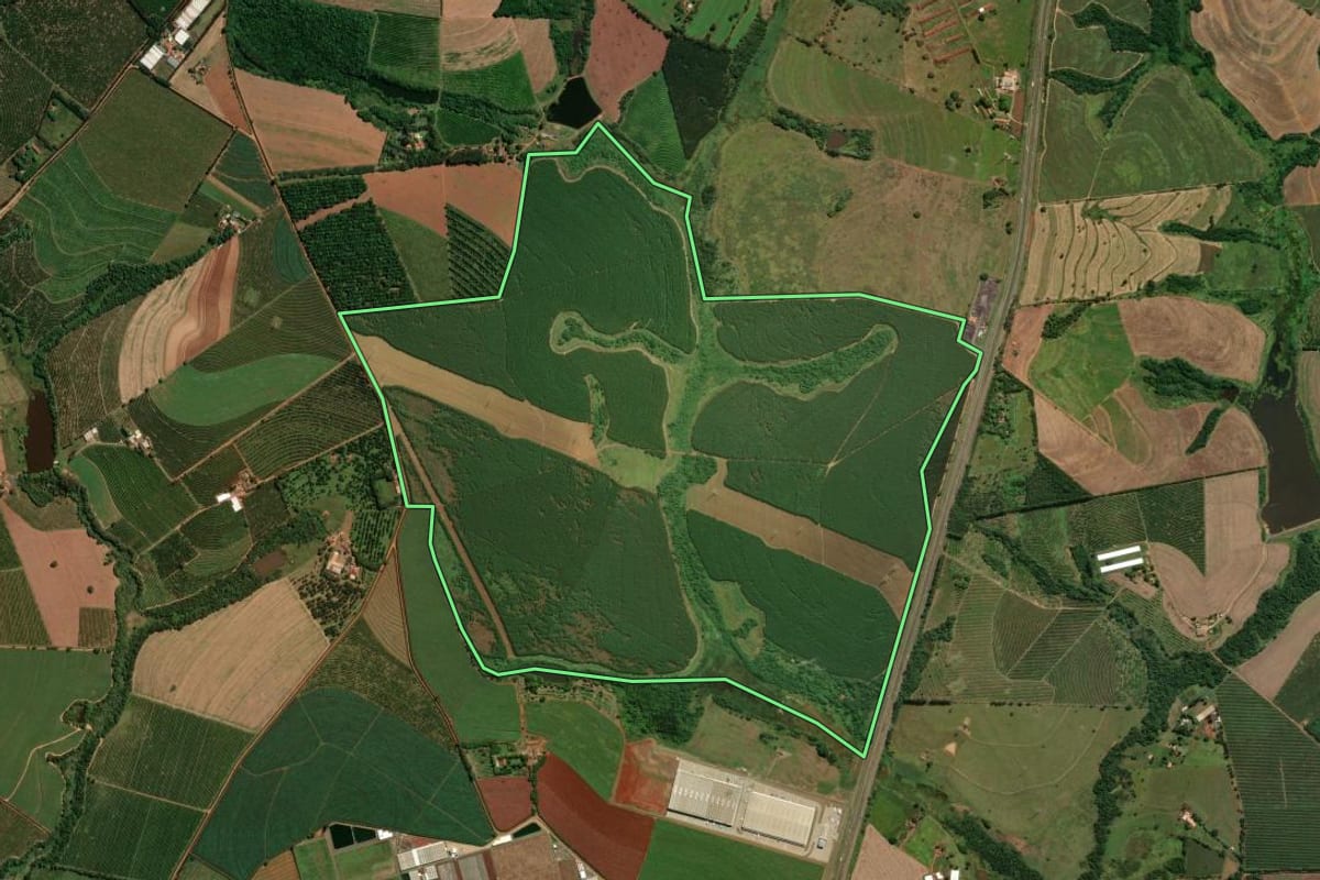 Imagem de satélite do imóvel rural em Mogi Mirim (SP), com o contorno declarado no CAR desenhado por cima.