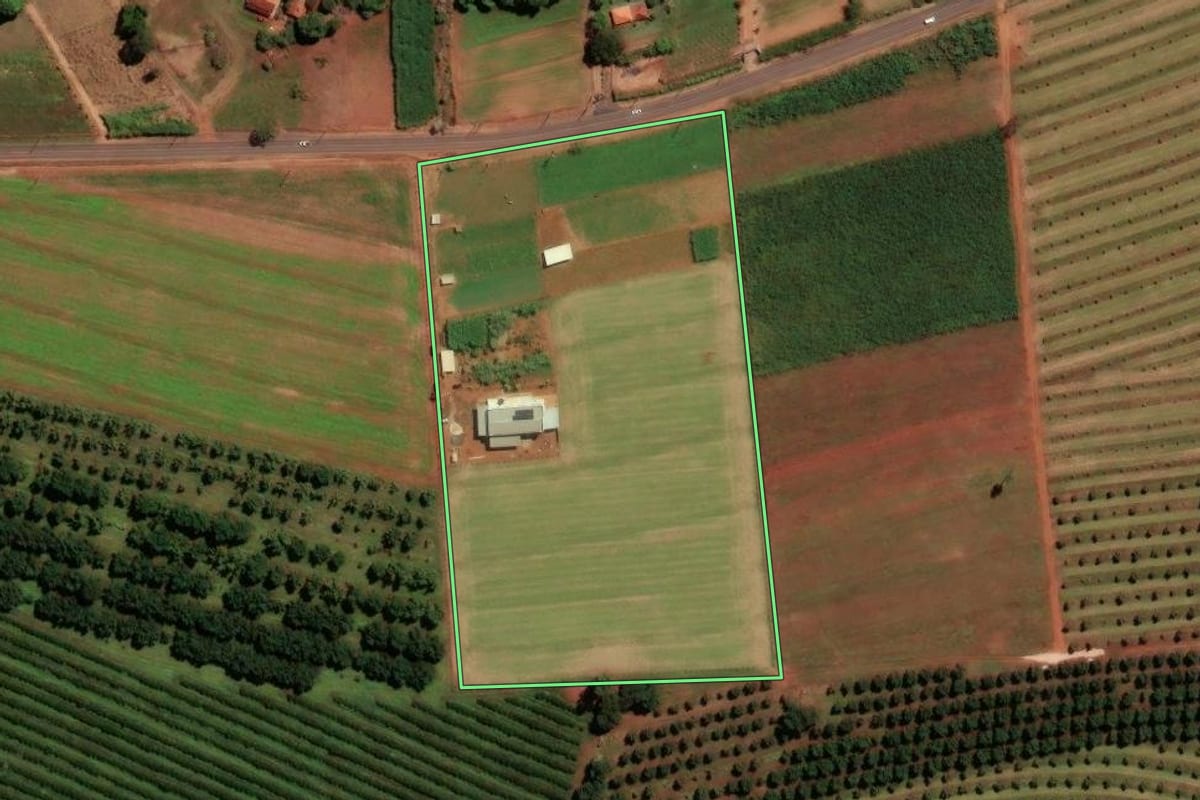 Imagem de satélite do imóvel rural em Mogi Mirim (SP), com o contorno declarado no CAR desenhado por cima.