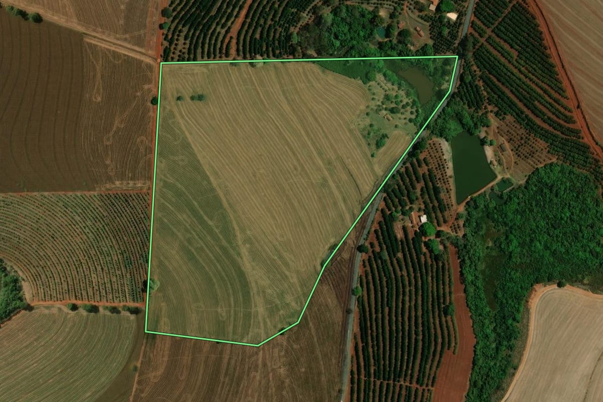 Imagem de satélite do imóvel rural em Mogi Mirim (SP), com o contorno declarado no CAR desenhado por cima.