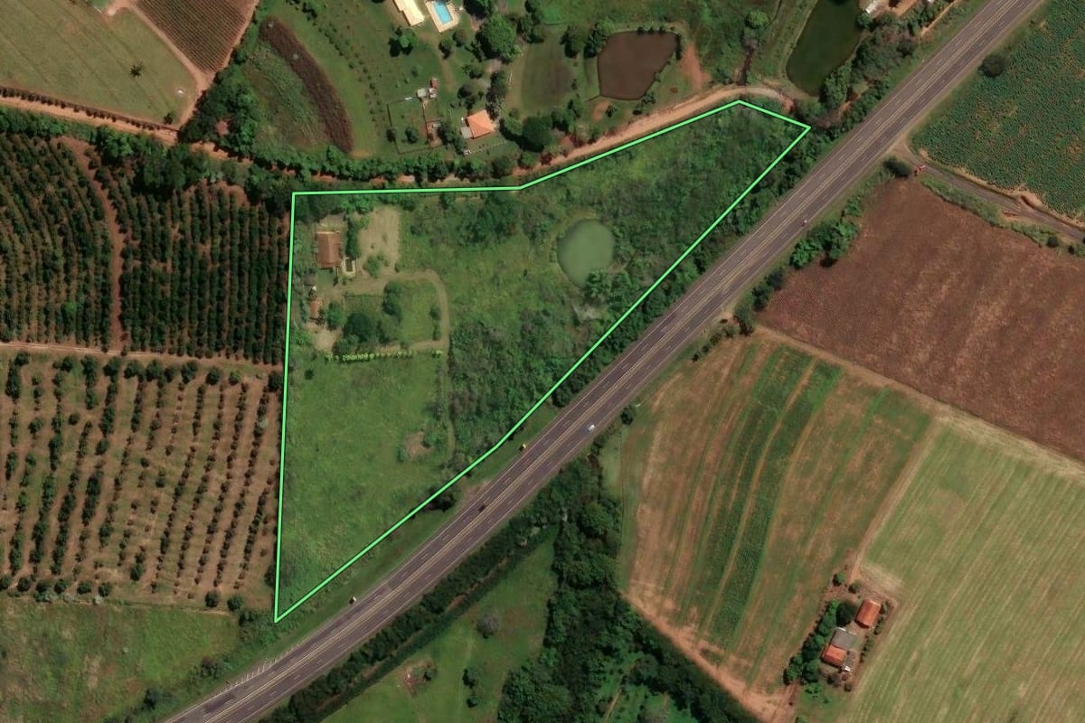 Imagem de satélite do imóvel rural em Mogi Mirim (SP), com o contorno declarado no CAR desenhado por cima.