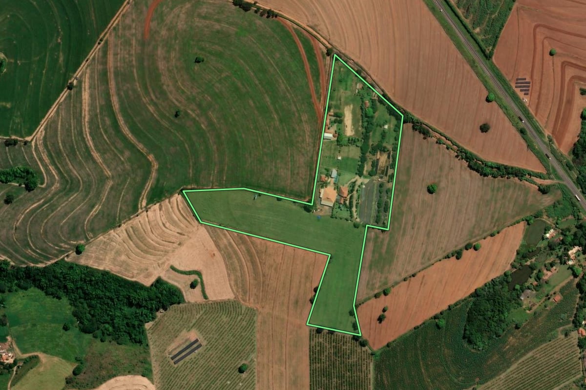 Imagem de satélite do imóvel rural em Mogi Mirim (SP), com o contorno declarado no CAR desenhado por cima.
