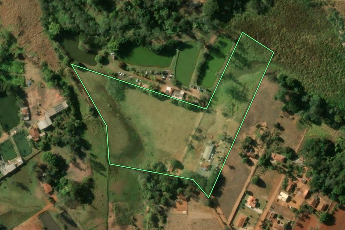 Imagem de satélite do imóvel rural em Mogi Mirim (SP), com o contorno declarado no CAR desenhado por cima.