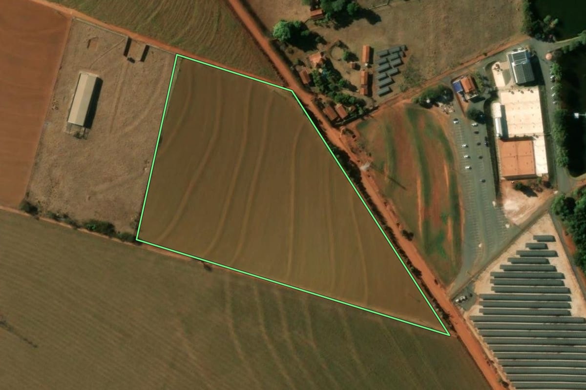 Imagem de satélite do imóvel rural em Mogi Mirim (SP), com o contorno declarado no CAR desenhado por cima.
