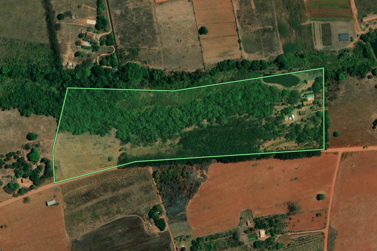 Imagem de satélite do imóvel rural em Mogi Mirim (SP), com o contorno declarado no CAR desenhado por cima.