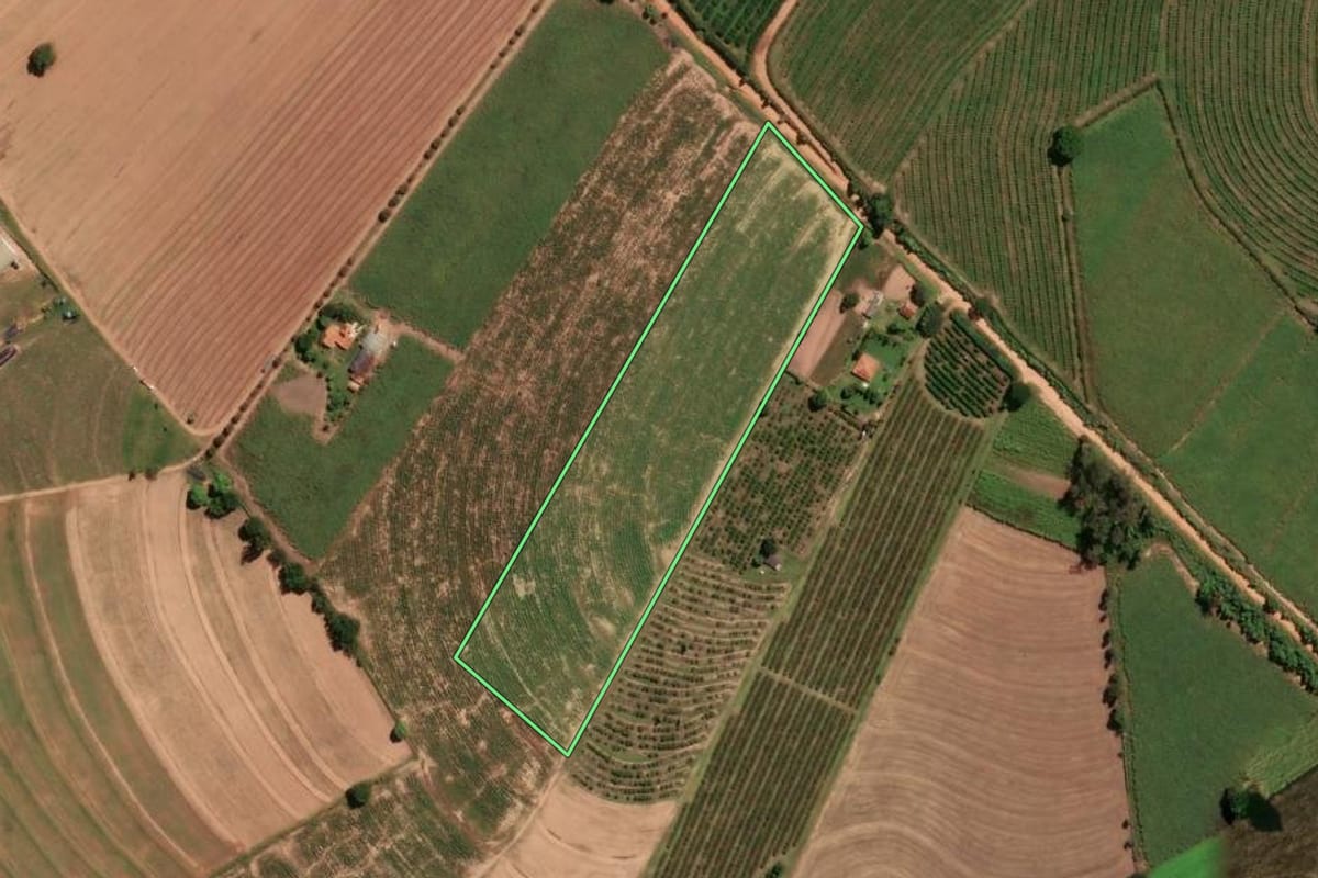 Imagem de satélite do imóvel rural em Mogi Mirim (SP), com o contorno declarado no CAR desenhado por cima.