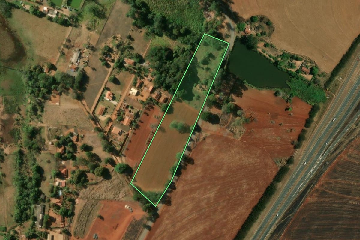 Imagem de satélite do imóvel rural em Mogi Mirim (SP), com o contorno declarado no CAR desenhado por cima.