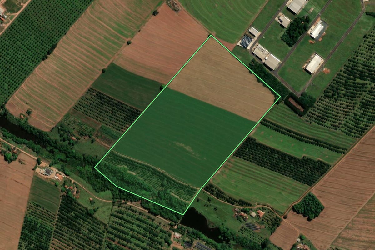Imagem de satélite do imóvel rural em Mogi Mirim (SP), com o contorno declarado no CAR desenhado por cima.