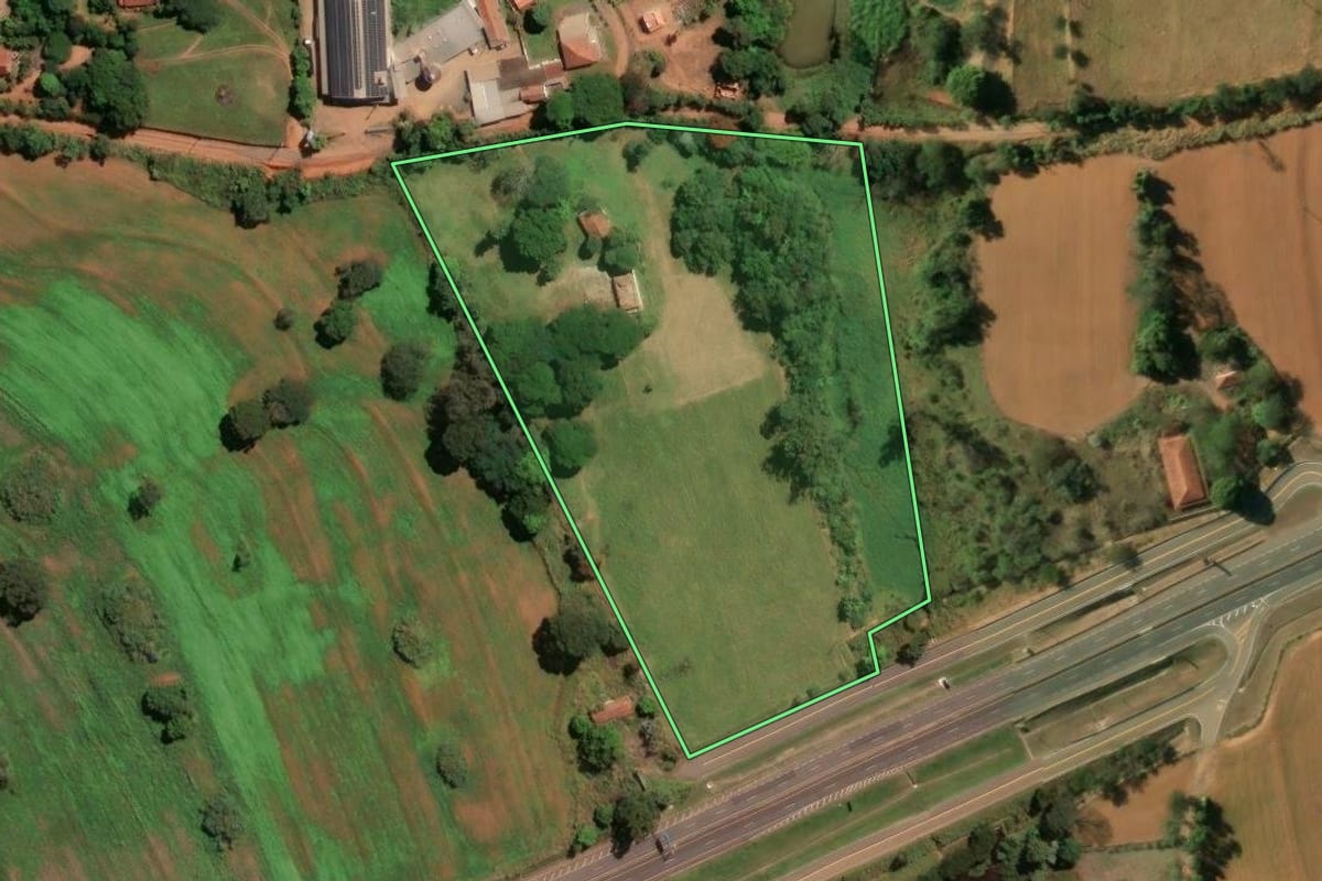 Imagem de satélite do imóvel rural em Mogi Mirim (SP), com o contorno declarado no CAR desenhado por cima.