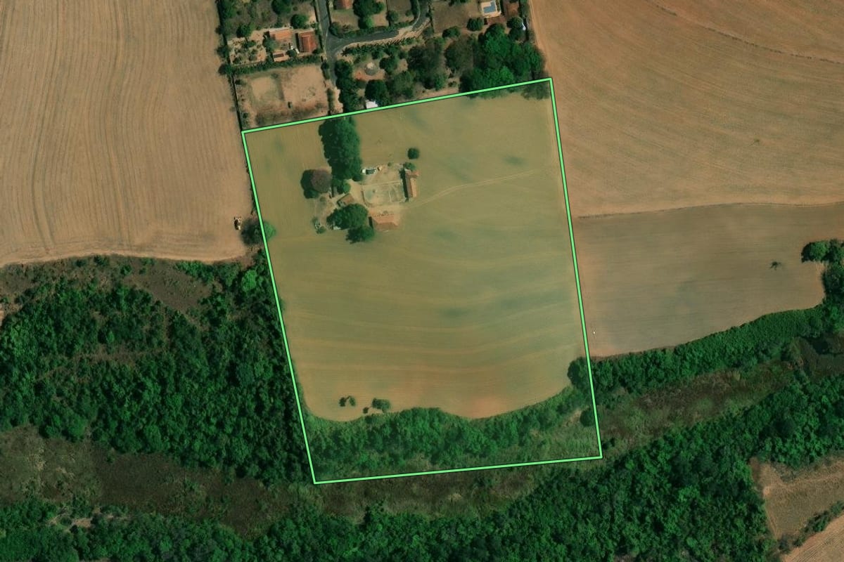 Imagem de satélite do imóvel rural em Mogi Mirim (SP), com o contorno declarado no CAR desenhado por cima.