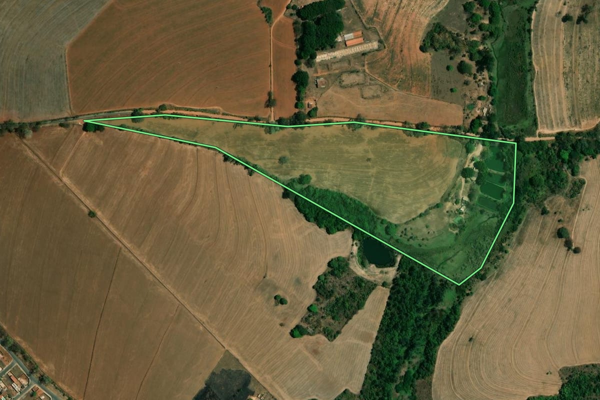 Imagem de satélite do imóvel rural em Mogi Mirim (SP), com o contorno declarado no CAR desenhado por cima.