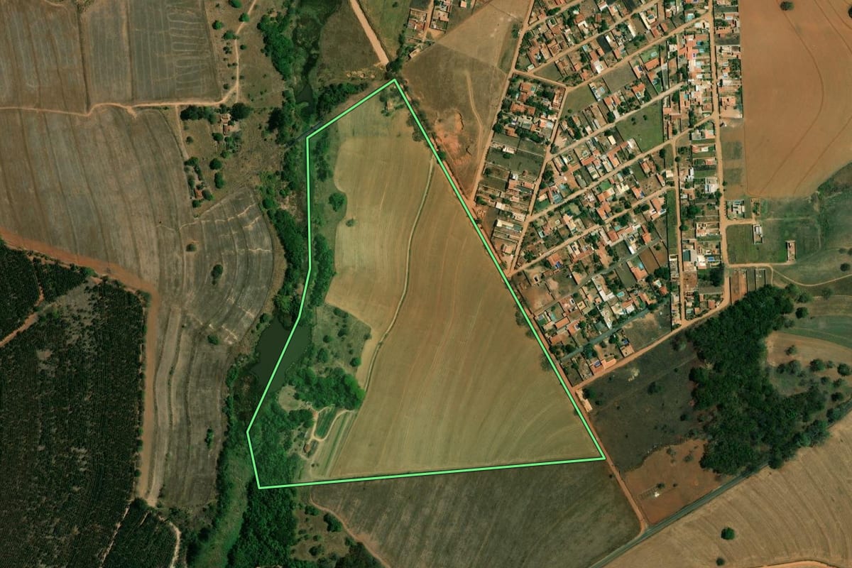 Imagem de satélite do imóvel rural em Mogi Mirim (SP), com o contorno declarado no CAR desenhado por cima.