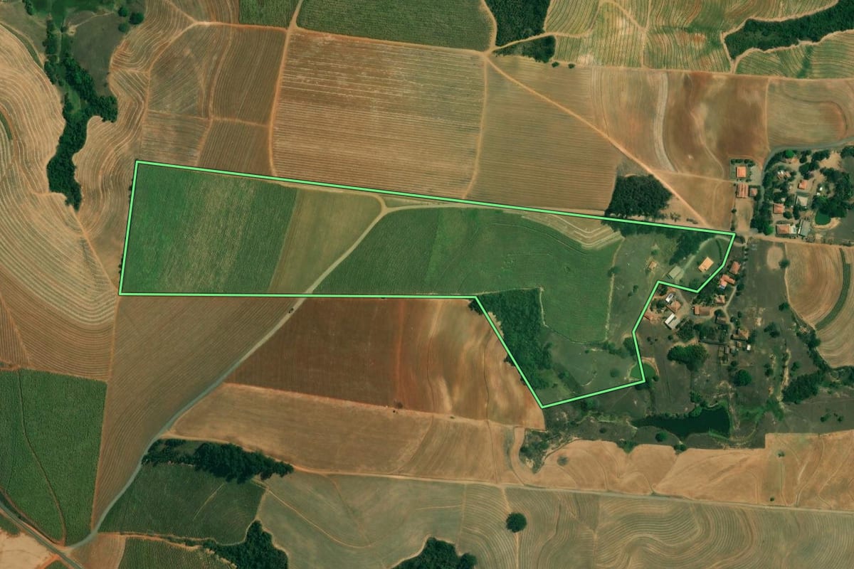 Imagem de satélite do imóvel rural em Mombuca (SP), com o contorno declarado no CAR desenhado por cima.