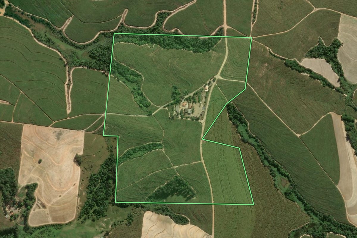 Imagem de satélite do imóvel rural em Mombuca (SP), com o contorno declarado no CAR desenhado por cima.
