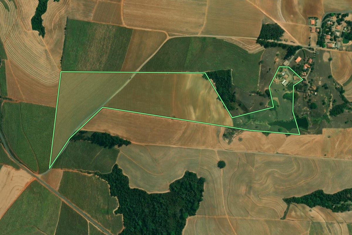 Imagem de satélite do imóvel rural em Mombuca (SP), com o contorno declarado no CAR desenhado por cima.